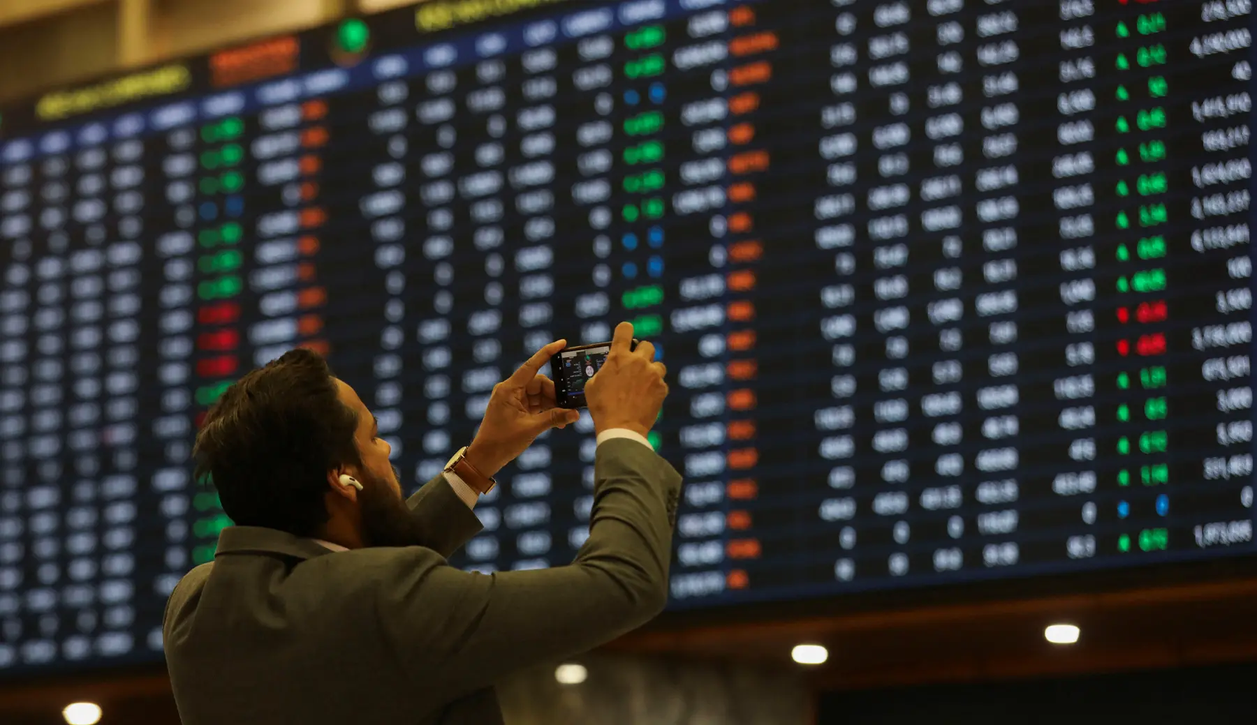 “Pakistan Stock Exchange Reaches Historic High, Touching 70,910 Points”
